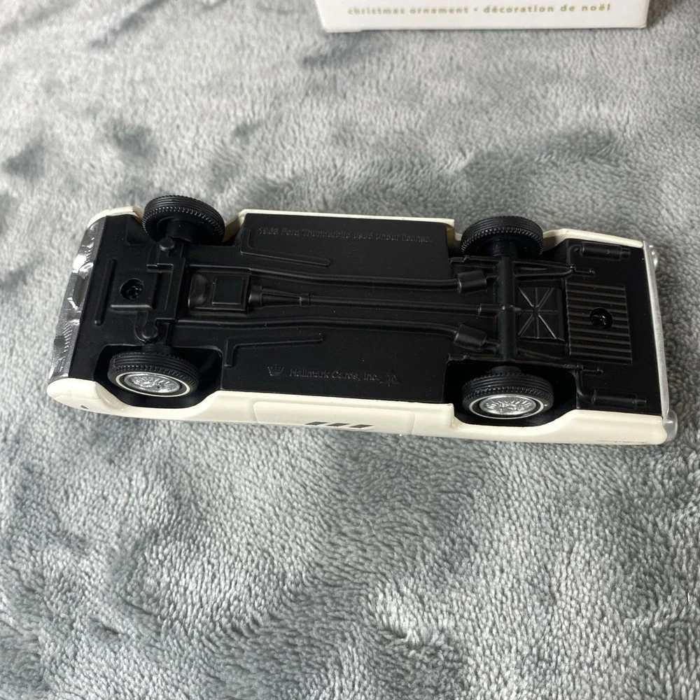 HALLMARK 2009 CLASSIC AMERICAN CARS FORD 1963 THUNDERBIRD ORNAMENT